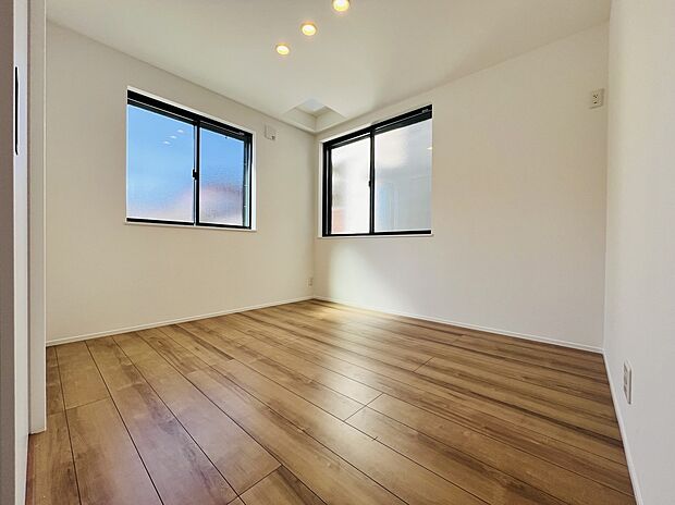 【施工例】採光と通風に恵まれた洋室は、家具の配置もしやすく快適な空間。書斎や子ども部屋としても活用でき、ライフスタイルに合わせて自由に使える一室です。