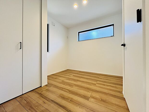 【施工例】落ち着いた雰囲気の洋室は、寝室や趣味の部屋としても最適。収納も備わり、すっきり片付けられるため、快適で心地よい暮らしを実現できます。