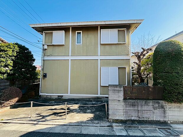 落ち着いた色合いと重厚感ある外観が街並みに映え、周囲からの視線にも安心感を与える存在感。中古戸建ながらもしっかりした造りで、外観からも住まいの価値や風格を感じられる、一目で魅力を実感できる一邸です。