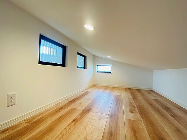 【小屋裏収納施工例】普段使わない荷物もすっきり片付く便利な小屋裏収納。季節家電やアウトドア用品、思い出の品なども収納でき、住空間を広く有効活用できます。