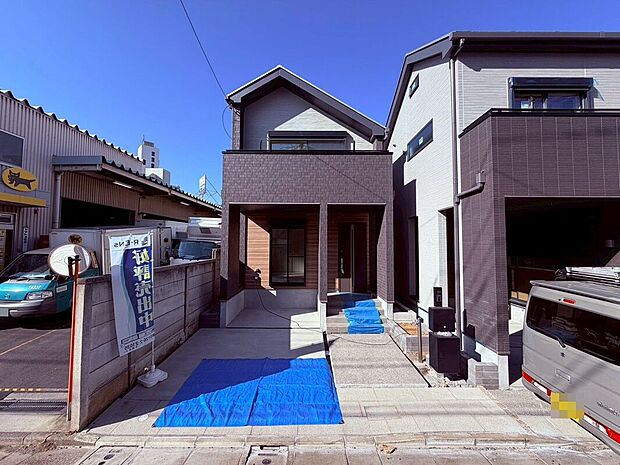 【C号棟外観】堂々としたフォルムとバランスの取れたデザインが魅力。細部まで丁寧に仕上げられ、暮らしの質を高める上質な住まいを象徴する外観です。