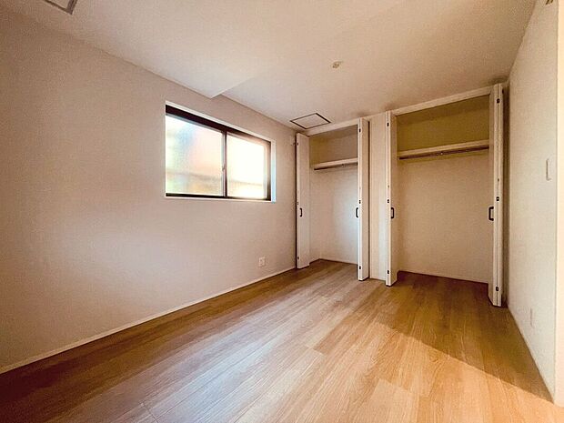 【【施工例】洋室】落ち着いた雰囲気の洋室は、主寝室や子ども部屋、書斎としても活用可能。シンプルな内装で家具の配置がしやすく、ライフスタイルに合わせて柔軟に使える空間です。