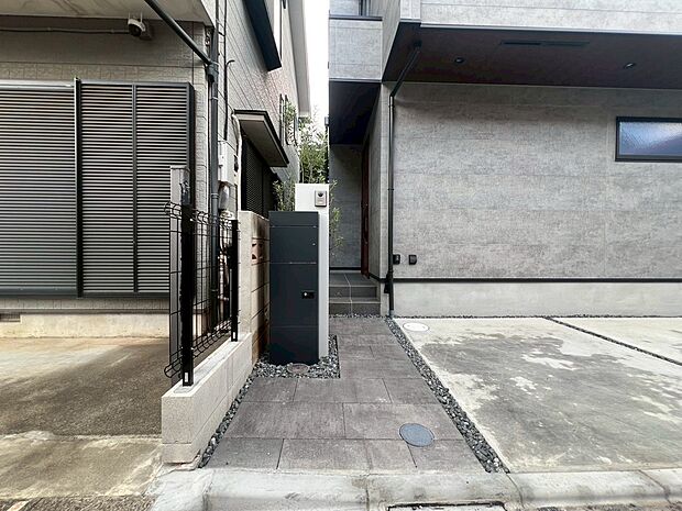 【【施工例】宅配ボックス】不在時でも荷物を受け取れる便利な宅配ボックス。再配達の手間を省き、忙しい毎日でもスムーズに荷物を受け取れます。暗証番号やカードキー対応など防犯性にも配慮し、大切な荷物をしっかり保管。大型サイズにも対応できるタイプなら、ネットショッピングの利用が多い方にも安心です。対面受け取りが不要なため、プライバシー確保や感染症対策にも有効。暮らしの利便性を高め、時間にゆとりを生み出す頼れる設備です。