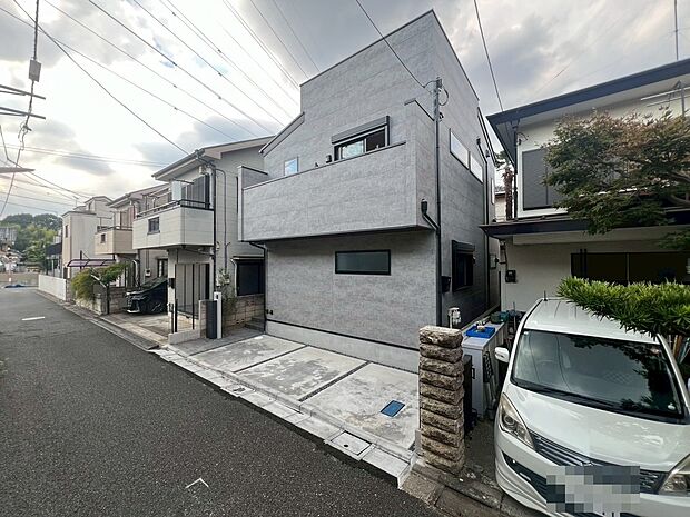 【【施工例】外観】洗練されたデザインが街並みに映える外観。落ち着いた色合いと上質な素材感が調和し、住まう方の誇りとなる佇まいを演出します。帰宅するたびに心が満たされる住まいです。