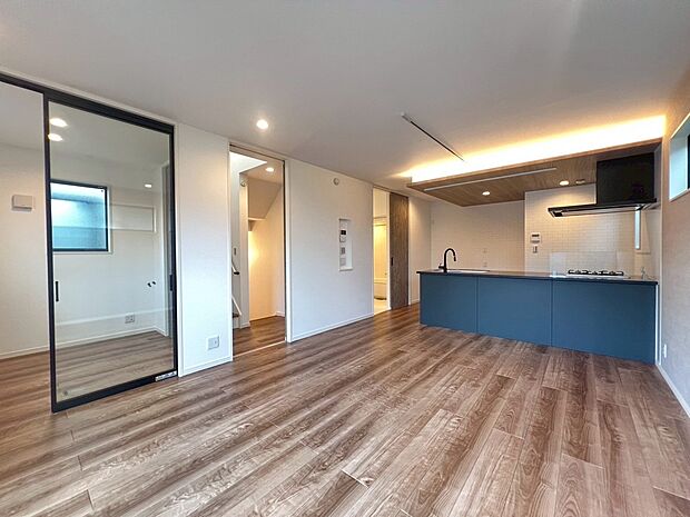 【【施工例】LDK】リビング・ダイニング・キッチンが一体となった伸びやかな空間設計。家事をしながらでも家族との会話が弾み、毎日の暮らしをより豊かに彩ります。