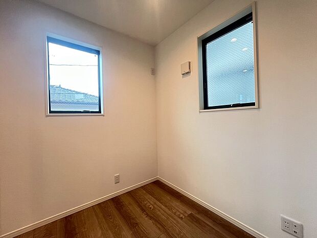 【【施工例】洋室】書斎や子ども部屋、ゲストルームなど多彩な用途に対応できる洋室。シンプルな内装で家具の配置もしやすく、ライフスタイルの変化に合わせて柔軟に使える一室です。