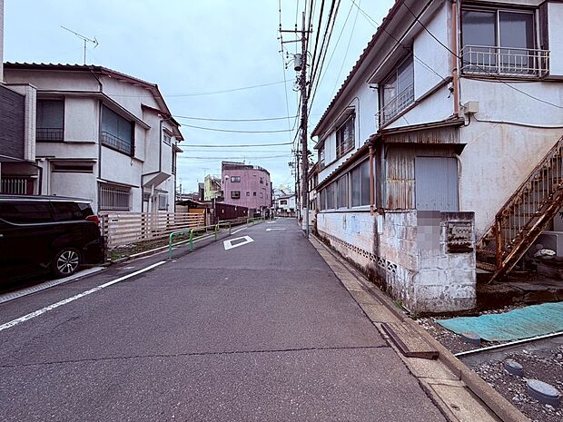 【前面道路】前面道路は見通しが良く、周辺は落ち着いた街並みが広がります。日々の生活動線もスムーズで、静かで穏やかな住環境を求める方におすすめのロケーションです。