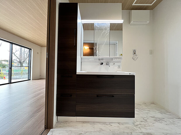 【【リフォーム後イメージ】洗面化粧台】使いやすい洗面化粧台は、家族みんなの身支度を効率的にサポート。収納力が充実しており、タオルや日用品もすっきり整理可能。清潔感のあるデザインで、毎日の生活を快適に整える空間です。