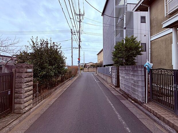【前面道路】前面道路は幅員にゆとりがあり、視界も広く開放感あふれる立地です。落ち着いた街並みに整った環境で、日々の生活も安心。通勤や買い物の動線もスムーズで、快適な暮らしを実感できる一邸です。