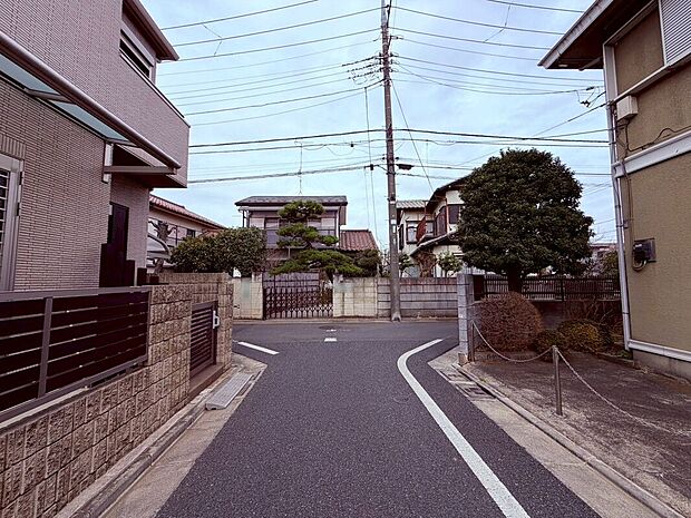 【前面道路】交通量の少ない前面道路に面した、穏やかで落ち着いた住環境。通学や買い物も安心して行え、日常生活の利便性も良好。街並みの整った環境と開放感が、家族みんなに快適な暮らしをもたらします。