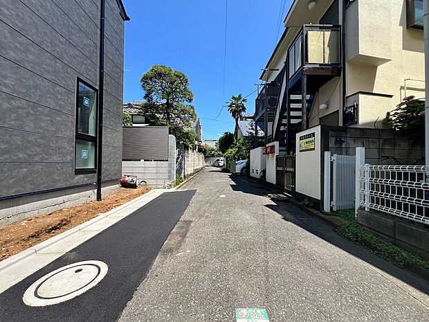 【前面道路】見通しの良い落ち着いた住宅街に位置し、穏やかな雰囲気の中でゆったりとした時間を過ごせます。車通りも比較的少なく安心感があり、ご家族皆さまが心地よく暮らせる住環境が整っています。