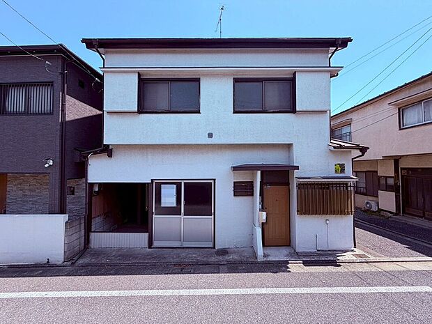 【【古屋あり】外観】陽当たりの良い開放的な住環境が魅力の立地です。周辺にはスーパーやコンビニ、ドラッグストア、公園など生活利便施設が充実しており、毎日の暮らしを快適にサポートしてくれます。