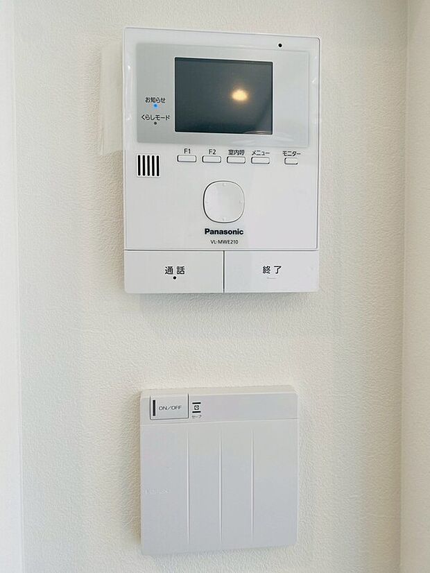 【【施工例】TVモニター付きインターホン】来訪者の顔を映像で確認できるTVモニター付きインターホンを設置。不審者対策にも役立ち、防犯面に配慮された安心の設備です。室内から応対できるため、安心して来客対応が可能。毎日の暮らしに安心感をプラスします。