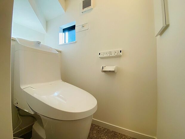 【【施工例】トイレ】清潔感あふれるトイレは、使い勝手に配慮された快適な空間。温水洗浄便座を備え、毎日を心地よくサポートします。お手入れもしやすく、いつでも清潔を保てる設計で、安心して利用できる設備です。