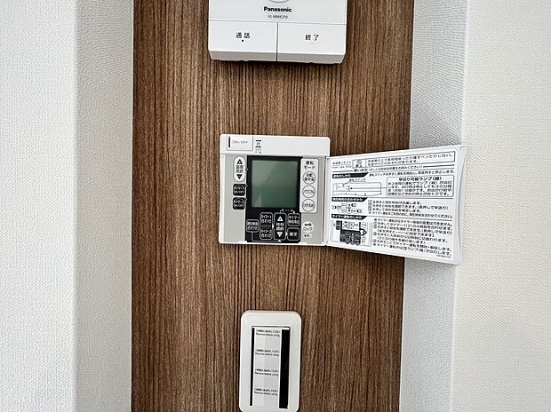 【【施工例】床暖房】床暖房を備えたLDKは、足元からやさしく室内を暖める快適な空間です。冬場でも空気を乾燥させにくく、家族みんなが心地よく過ごせる住環境を実現します。