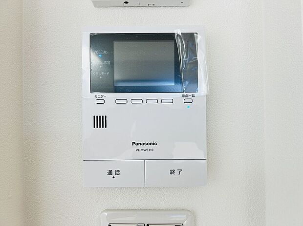【【施工例】TVモニター付きインターホン】来訪者の顔を映像で確認できるTVモニター付きインターホンを設置。不審者対策にも役立ち、お子さまのお留守番時やご高齢の方にも安心感をもたらします。