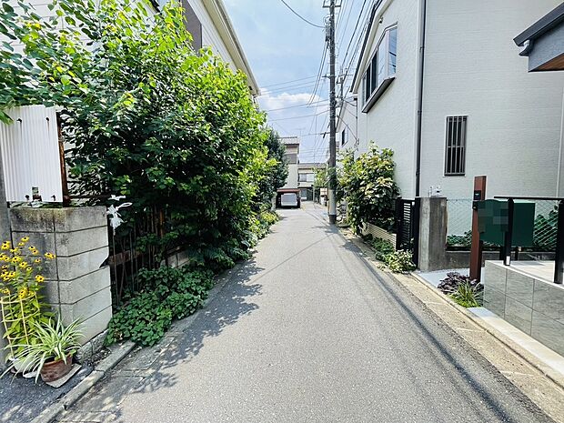 【前面道路】静かな住宅街に位置し、落ち着いた時間を楽しめる穏やかな住環境。周辺には生活に便利な施設も整い、家族が安心して快適な毎日を過ごせる、心地よい暮らしの場です。
