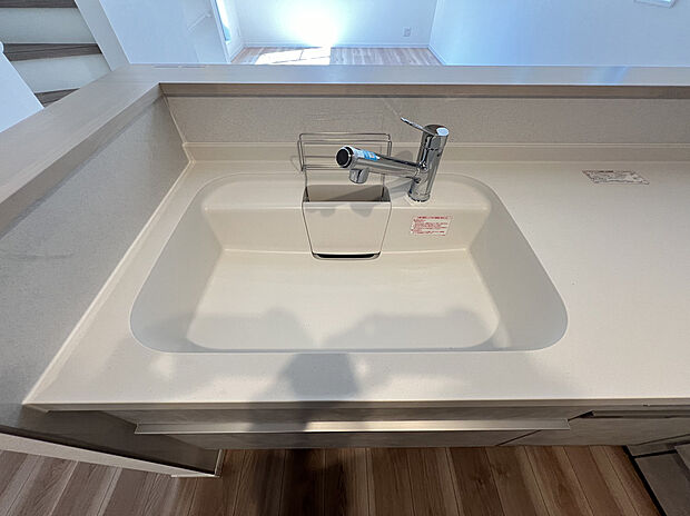 【【施工例】シンク】ゆとりあるシンクを採用し、食器や調理器具もゆったり洗える使い勝手の良いキッチンです。広い作業スペースを確保しているため、下ごしらえから後片付けまでスムーズ。毎日の家事を快適に支える機能的な設備です。