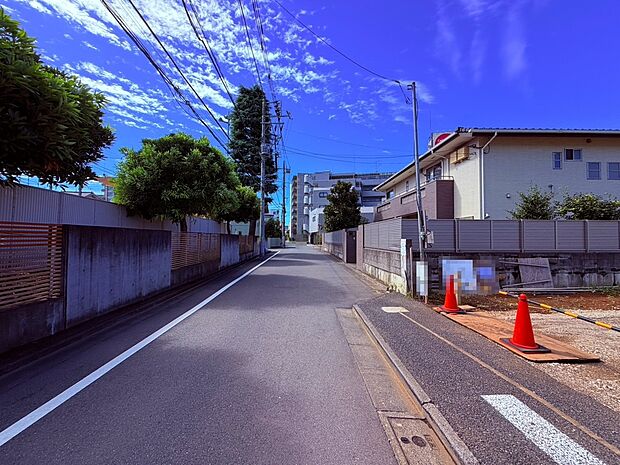 【前面道路】見通しの良い前面道路に面した住まい。車の出し入れもしやすく、毎日の通勤やお買い物もスムーズに。暮らしの中に安心と快適さを感じられる環境です。