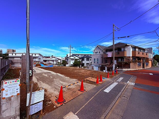 【【建築中】外観】完成を目指して、現地では着々と工事が進んでいます。住まいが少しずつ形を成していく様子から、完成後の美しい佇まいや快適な暮らしを想像できます。
