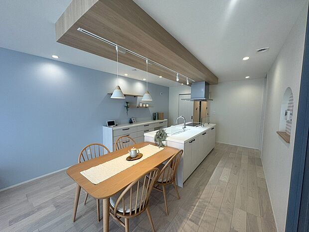 キッチンとダイニングを横並びに配置。横移動の家事楽動線は、盛り付けた料理をすぐにテーブルに並べられます。キッチン回りもスッキリと使えそうですね♪