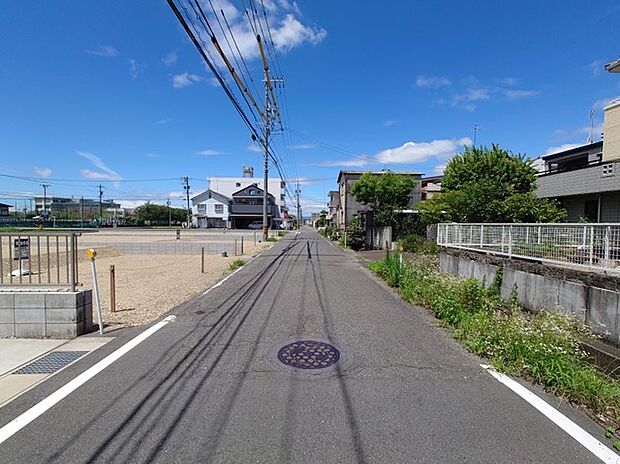 【前面道路を含む現地写真】前面道路は約５．６ｍあり、大通りから中に入った道のため、スムーズに駐車できます。