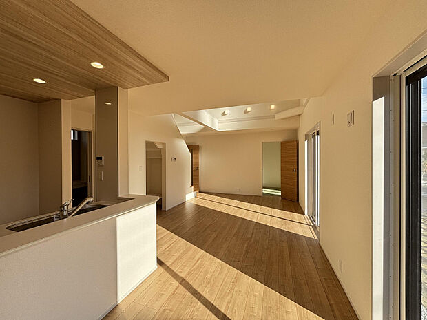 【リビング】※2025年11月21日撮影　20帖リビングで、広々とした家族空間をお過ごしいただけます。