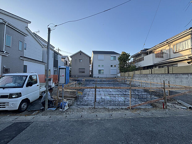 【現地写真】　閑静な住宅街に堂々2棟誕生！それぞれ異なる間取りプランでライフスタイルに合わせてお選びいただけます。