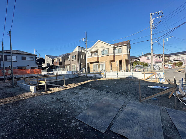【現地写真:1号棟建設予定地】※2026年1月上旬撮影　1号棟:和室＋リビングの4LDKプラン。折上天井採用でデザイン性と開放感を演出！インナーバルコニーのため急な悪天候も安心♪