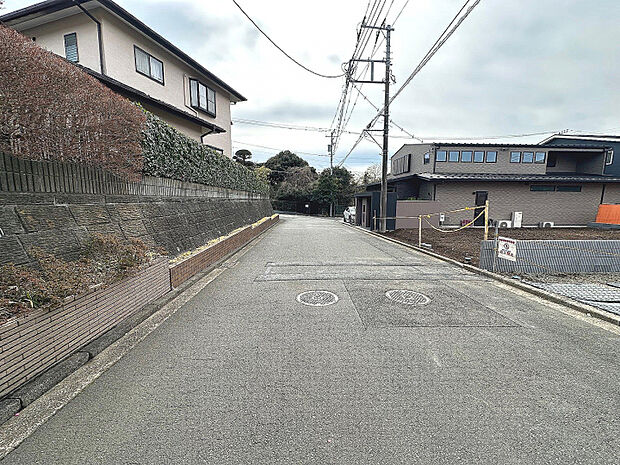 【現地写真】　前面道路公道6.5mで駐停車もラクラク！