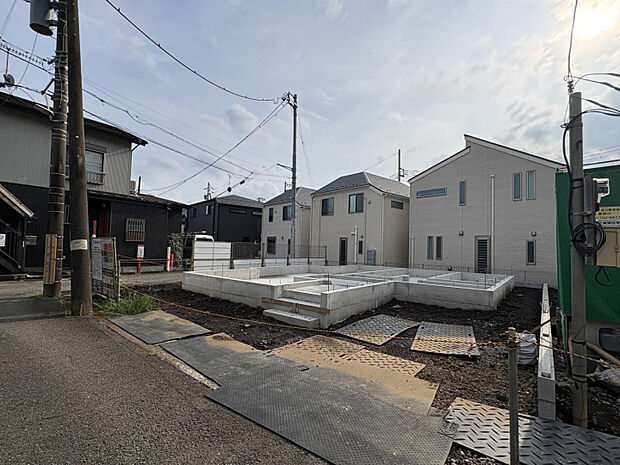現地写真※8月下旬撮影　前面道路は東側と南側に幅員約4.0mで日当たり良好◎