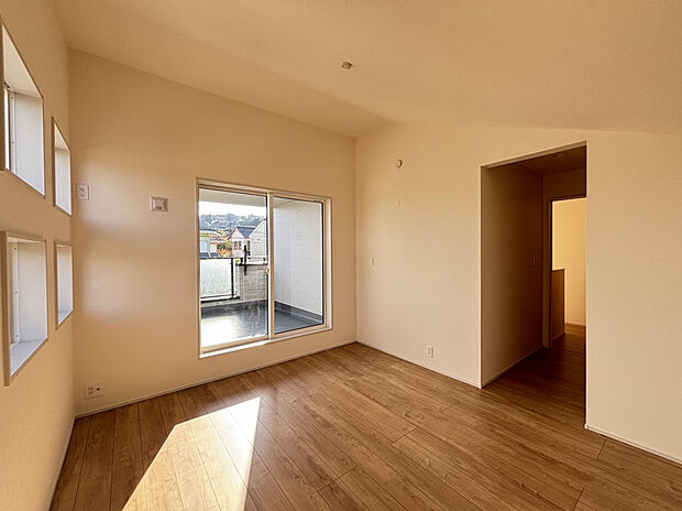 【【居室】※2025年11月21日撮影】勾配天井の居室は平米数以上の開放感と採光を感じられます。