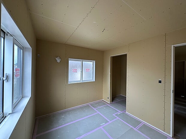 【【洋室】】ウォークインクローゼットを設けた収納豊富なお部屋です。収納家具を最低限に、移住空間を有効活用できます！