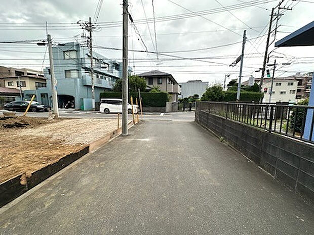 【前面道路】インナーバルコニーは急な悪天候にも対応可能で、ゆとりある広さのため、シーツや布団などの大きなものもしっかりと干せます！