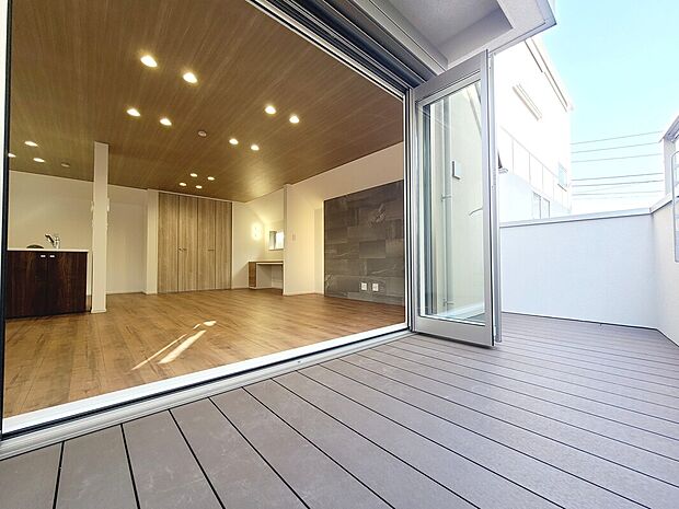 ウッドバルコニーから見たリビング