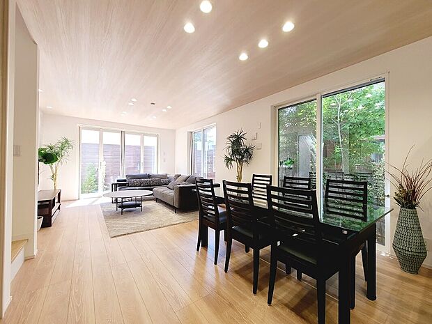 【LDK】光と風が入りこむ贅沢なゆとり空間、心地よく家族を繋ぎます。