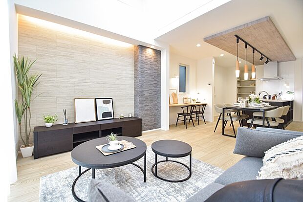 住まいの中心のLDKをより上質に、そしてより快適に。個性輝くデザインとマテリアルを取り入れた魅力的な住まいが誕生しました。（3号棟｜2025年10月撮影）