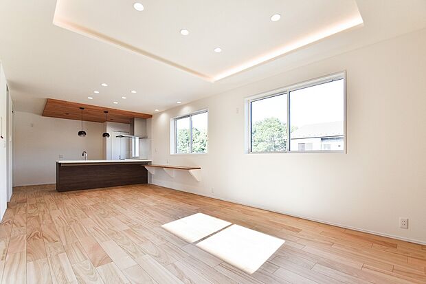 家族の笑顔と心地よさをつなぐリビング。開放感の中にやさしい温もりが広がる、くつろぎの空間です。（5号棟｜2025年12月撮影）