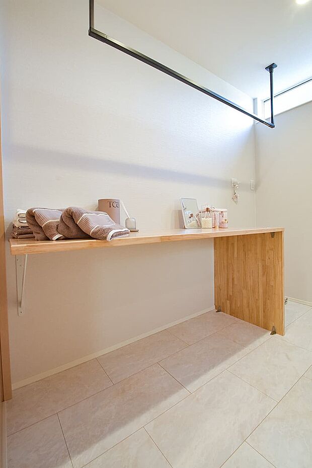 ダイニングを包み込む折下げ天井が、落ち着きある雰囲気を演出。ちょっとした作業や学習にも使えるカウンターを設け、家族の時間を支えます。(10号棟|2026年2月撮影)