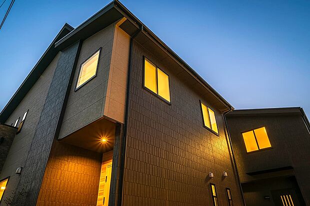 建物まわりをやわらかく照らす灯りが、夜の佇まいを演出。センサーライトや防犯ガラス、宅配ボックスなど、安心と快適に配慮しています。（2026年1月撮影）