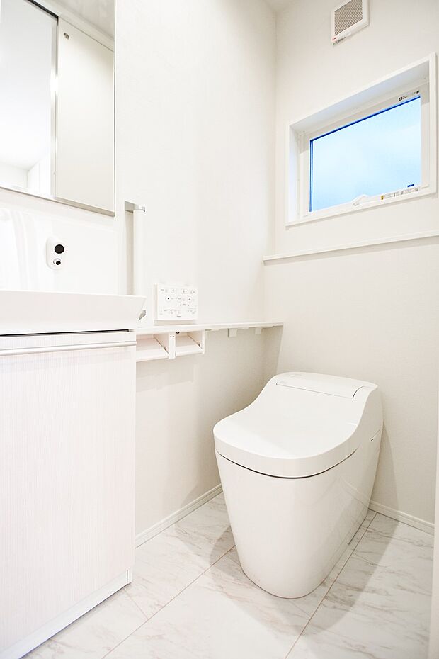 【トイレ】【タンクレストイレ】タンクをなくしたデザインと節水・節電の機能で、トイレスペースに心地よさをプラス。（18号棟｜2025年10月撮影）