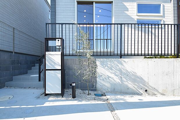 【現地外観写真】宅配ボックスとアプローチ（2025年11月撮影）