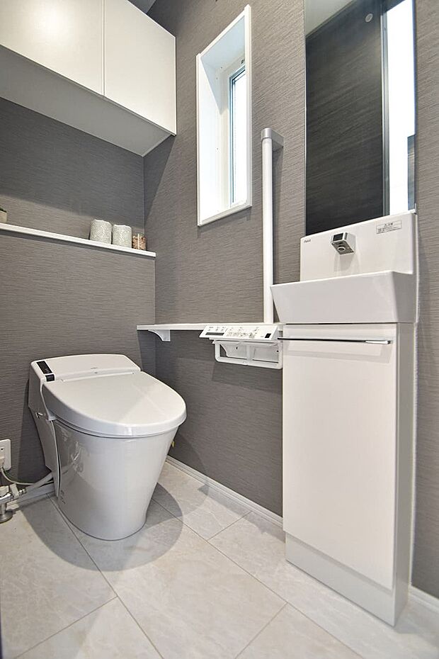 【トイレ】【タンクレストイレ】タンクをなくしたデザインと節水・節電の機能で、トイレスペースに心地よさをプラス。（12号棟｜2025年10月撮影）