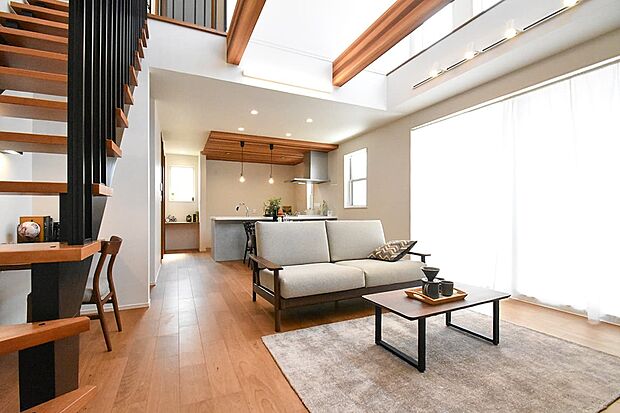 【リビング】光と風が行き渡る、開放感あふれる吹抜けLDK。のびやかな心地よさを毎日の暮らしに。（5号棟｜2025年9月撮影）