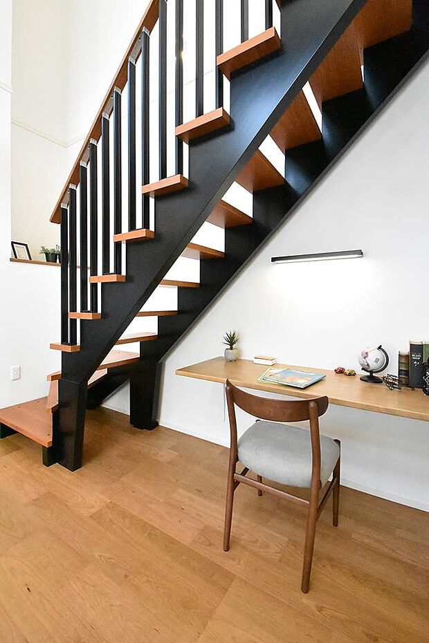 【リビング】【ファミリーコーナー】LDKに設けたカウンターは、お子様が宿題をしたり、ママがお裁縫をしたり、家族で利用できます。（5号棟｜2025年9月撮影）