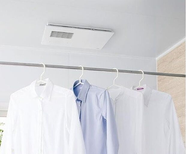 【【TOTO】浴室換気乾燥暖房機】雨の日も気にせず洗濯物が浴室内に干せる浴室換気乾燥暖房機を標準装備。時間も天気も気にせず干せるからとても便利。また、浴室のジメジメした環境から発生するカビも抑えることができます。