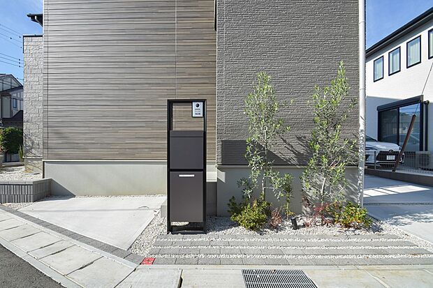 【現地外観写真】植栽・宅配ボックス（2025年11月撮影）