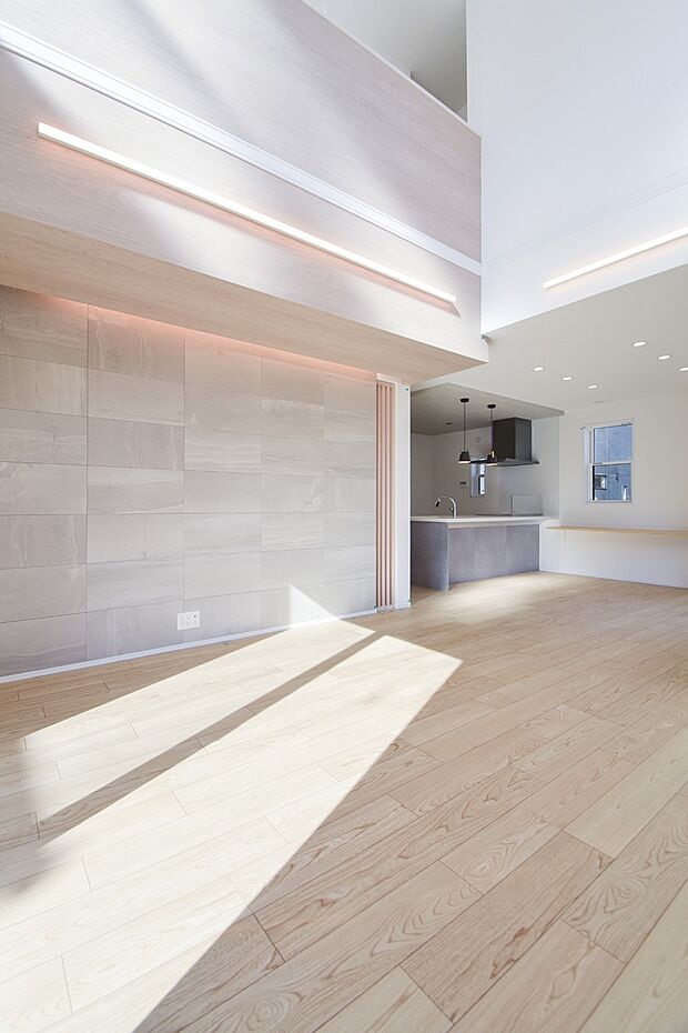 【リビング】光と風が行き渡る、開放感あふれる吹抜けLDK。のびやかな心地よさを毎日の暮らしに。（4号棟｜2025年11月撮影）