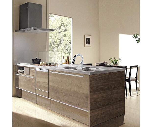 【【クリナップ】システムキッチン】家族でのコミュニケーションがとれる対面型システムキッチン。横一列にシンクとコンロをまとめたシンプルな形です。動きやすさとスタイリッシュなデザインが魅力。