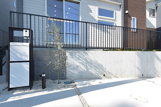 【現地外観写真】宅配ボックスと駐車スペース（3号棟｜2025年11月撮影）